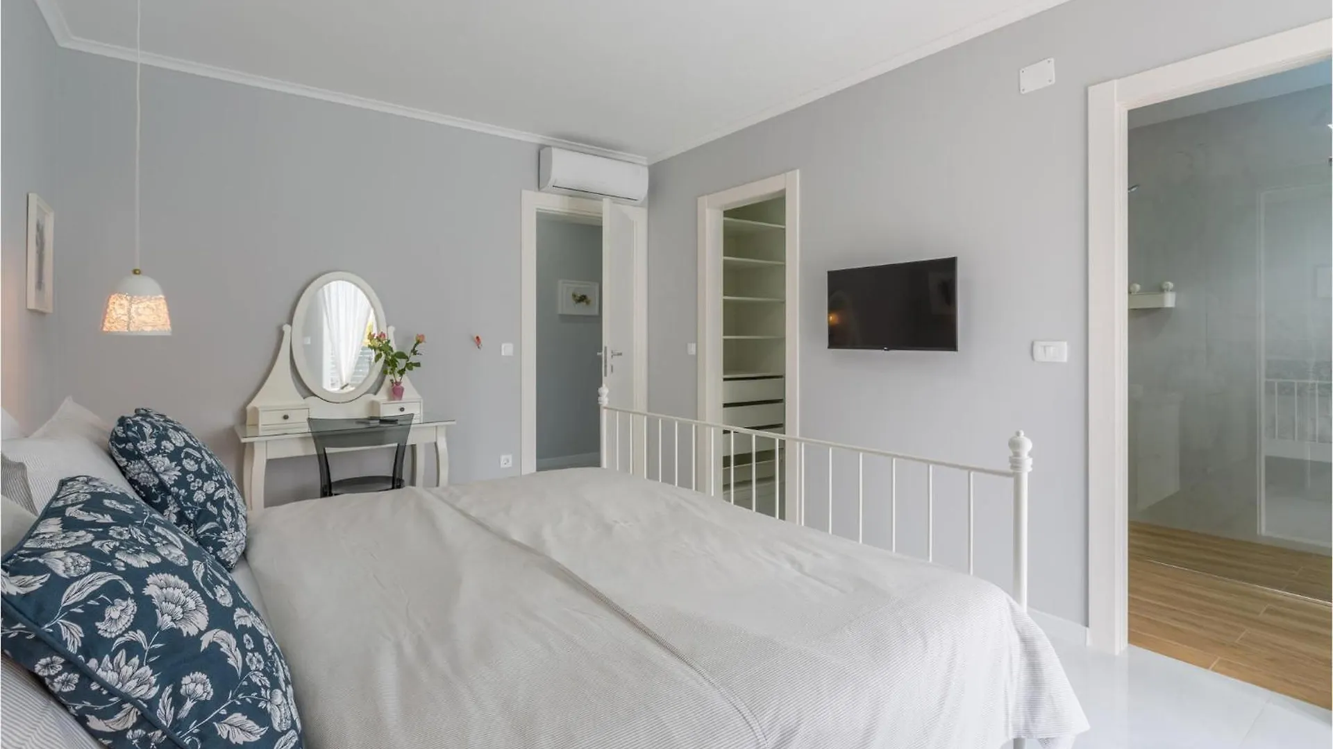 3 Bedroom Cozy Home In プーラ